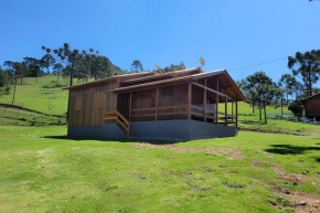 Casa de campo com deck e vista para as montanhas